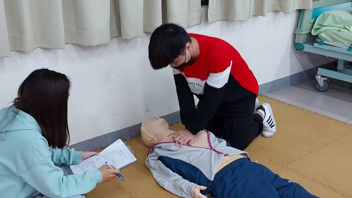 長期照顧實務人才培育學程-學生技術自主練習-成人心肺甦醒術圖片