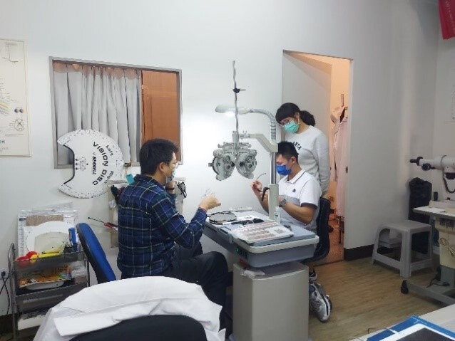 眼屈光術前評估人才培育就業學程-單位負責人指導學員驗光配鏡技術圖片