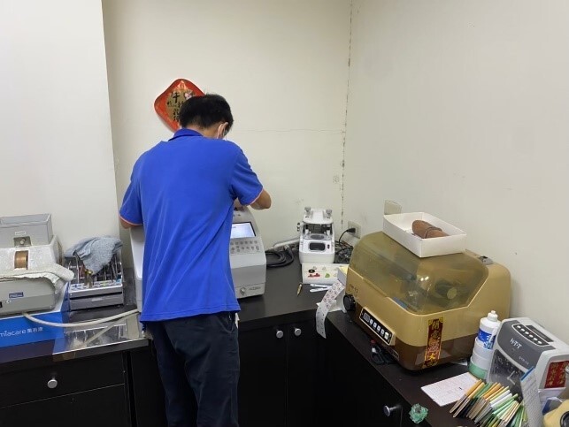 眼屈光術前評估人才培育就業學程-學員實作全自動磨片機圖片