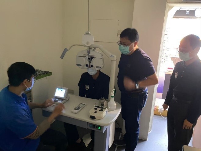 眼屈光術前評估人才培育就業學程-學員實作自覺式綜合驗光儀圖片