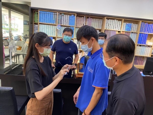眼屈光術前評估人才培育就業學程-學員實作眼鏡調框技術圖片