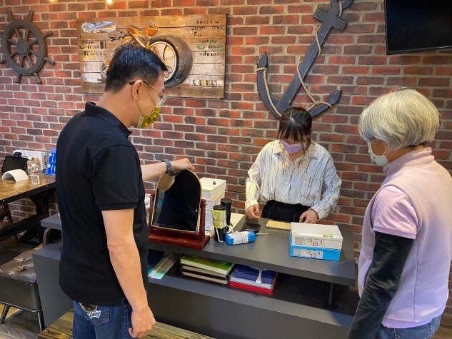 眼屈光術前評估人才培育就業學程-學員操作鏡框調整及鏡片護理圖片